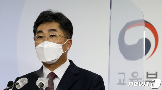 교육당국이 올해 수능은 출제 오류가 없다는 입장이다. 사진은 성기선 한국교육과정평가원장이 2021학년도 수능이 시행된 지난 3일 정부세종청사 교육부 브리핑실에서 출제방향 브리핑을 한 모습. /사진=뉴스1