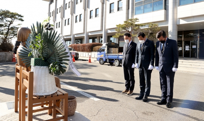 경기도의회 장현국(가운데) 의장 등 의장단이 14일 경기도의회 앞 평화의 소녀상 건립 2주년 기념 헌화를 한 뒤 묵념을 하고 있다. / 사진젝오=경기도의회 
