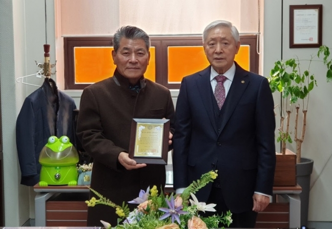 부천문화원은 경기도문화원연합회가 주관하는 '2020 경기도지방문화원 어워드(Award)'에서 '우수문화원'으로 선정돼 지난 11일 상패를 받았다고 밝혔다. / 사진제공=부천문화원