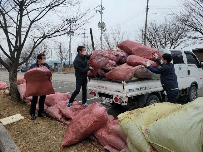 수거낙엽, 관내 농가 무상 공급 작업에 참여중인 이재호 관리공단 이사장(가운데). / 사진제공=양주시설관리공단