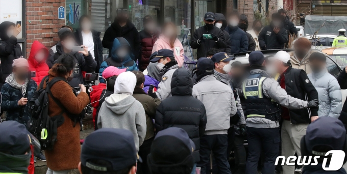 13일 오전 아동 성폭행 혐의로 징역 12년을 복역 후 출소한 조두순이 거주하는 경기도 안산시내 거주지 앞에서 주민들이 경찰에 유투버들로 불편을 겪고 있다며 항의하고 있다. 2020.12.13/뉴스1 © News1 김진환 기자