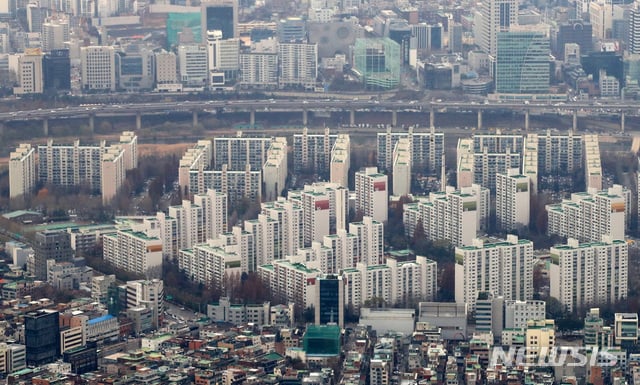 연이은 정부의 부동산 규제에 코로나19 사태가 겹치면서 올 한해 외면 받았던 건설주들이 최근 신고가 랠리를 펼치고 있다./사진=뉴시스