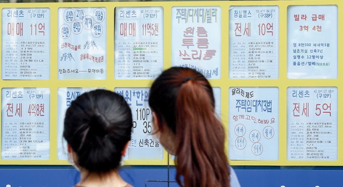 지난해 기준 공인중개사 자격증 보유자는 45만명에 달한다. 취업난이 심화되고 부동산가격 상승으로 보수가 높아지며 젊은층의 진출이 늘자 공인중개사시장이 포화상태에 이르러 기존 공인중개사업계는 과열경쟁을 막아야 한다는 주장이 제기돼왔다. /사진=머니투데이