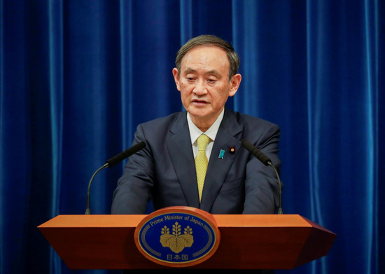 스가 요시히데 일본 총리는14일 총리 관저에서 코로나19 대책 본부 회의를 열고 고투 트래블 사업을 오는 28일부터 다음달 11일까지 중단하겠다고 밝혔다. /사진=로이터