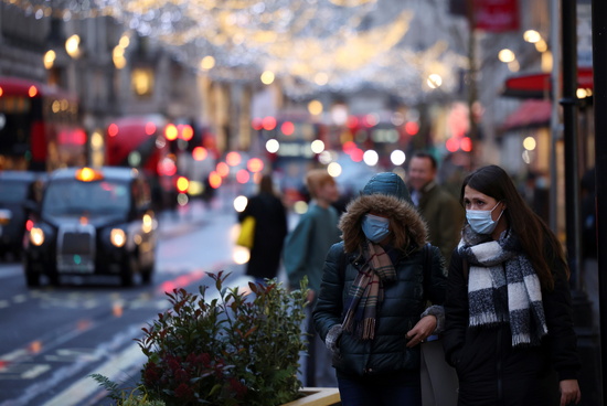 14일(현지시간) 영국 시민들이 마스크를 착용한 채 런던 시내 거리를 걷고 있다. /사진=로이터