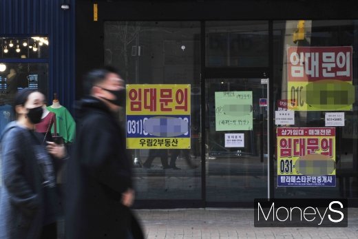 서울 명동거리의 한 매장에 임대문의 안내문이 붙어 있다./사진=장동규 기자