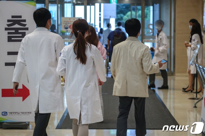대전협이 지난 14일 성명서를 통해 "의대생 국시를 면제하고 병원 핵심 인력인 전공의 대신 이들을 코로나19 방역에 투입하라"고 주장했다. /사진=뉴스1