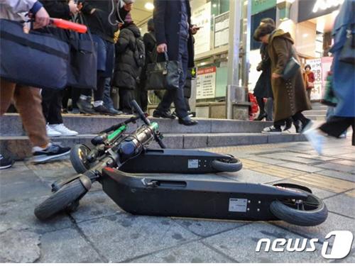 전동킥보드 사고가 늘어나고 있는 가운데 현재 판매 중인 전동킥보드 보험은 상당히 미흡한 것으로 나타났다. 합의금과 병원비를 각각 다른 형태로 받아야 하는 문제점이 있다./사진=뉴스1 