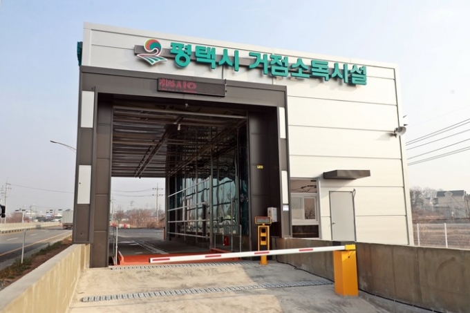 경기도는 조류인플루엔자(AI) 확산을 차단하기 위해 도내 19개 시군 주요 도로에 거점소독시설 31개소를 확대 운영한다고 15일 밝혔다. / 사진제공=경기도