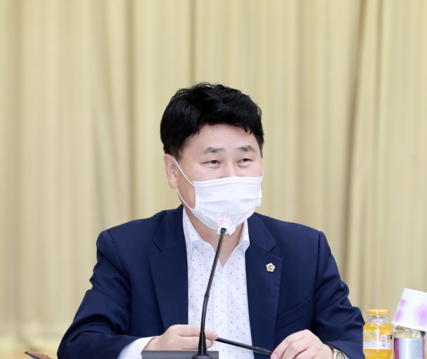 경기도의회 안전행정위원회 김원기 위원(더민주, 의정부 4)이 좌장을 맡은 '경기북부 지역축제 및 문화예술 활성화 방안 정책토론회'가 경기도청 북부청사 평화누리홀에서 개최됐다. / 사진제공=경기도의회