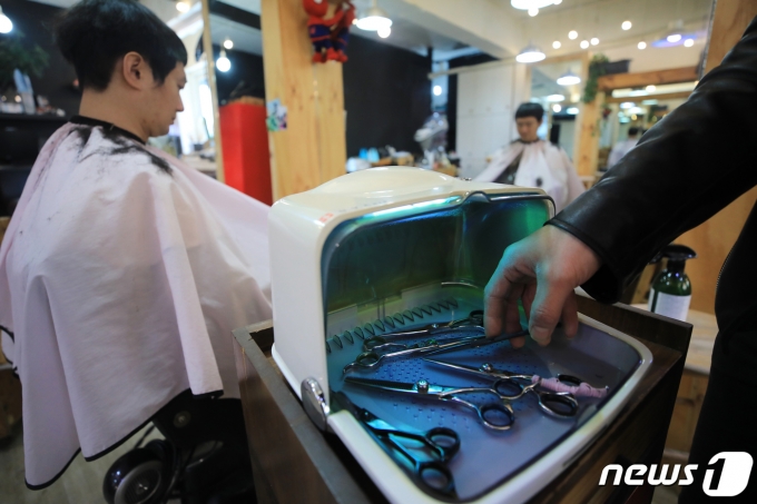 내년부터 미용실과 고시원, 독서실 등 생활밀착형 현금수입업종 10개가 현금영수증 의무발행업종에 추가된다. 사진은 올 3우러 서울 마포구의 한 미용실에서 헤어디자이너가 고객에게 신종 코로나바이러스 감염증(코로나19) 예방을 위해 자외선 살균기로 소독한 도구를 사용하는 모습./사진=뉴스1