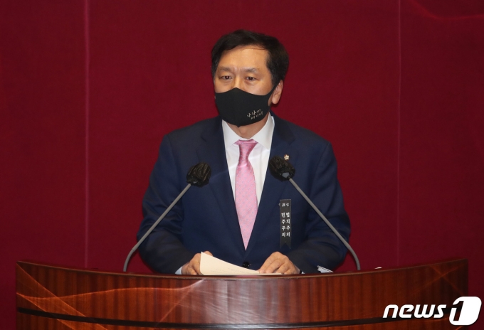 김기현 국민의힘 의원이 지난 9일 밤 서울 여의도 국회에서 열린 본회의에서 공수처(고위공직자범죄수사처)법 개정안에 대한 필리버스터(무제한 토론을 통한 합법적 의사진행 방해)를 하고 있다. /사진=뉴스1