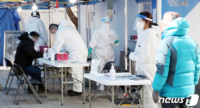 방역당국이 15일 0시 기준 국내 신종 코로나바이러스 감염증(코로나19) 일일 사망자 수는 총 13명이라고 밝혔다. 사진은 15일 서울 노원구 보건소에 마련된 선별진료소의 모습. /사진=뉴스1