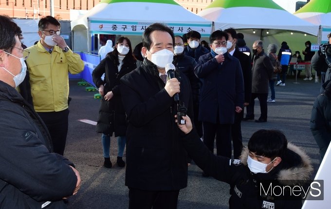 [머니S포토] 코로나19 임시 선별검사소 찾은 정세균 총리