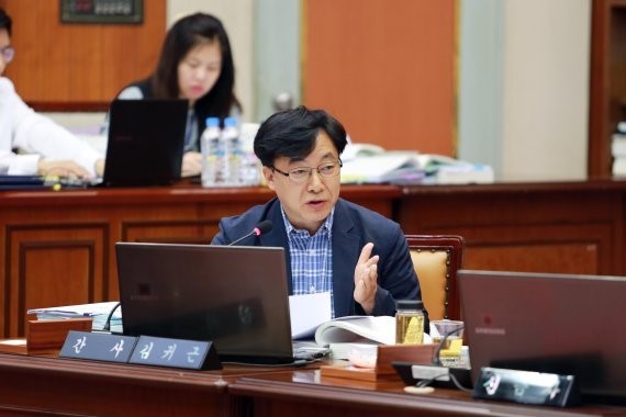 군포시의회 김귀근 의원은 2021년 지역경제과 본예산 심의 중 유기‧반려동물 관련 위원회 구성 등 행정 절차를 조속히 추진해달라 당부하며 시민들의 의견을 수렴하고 갈등을 완화할 방안을 찾고자 했다. / 사진제공=군포시의회