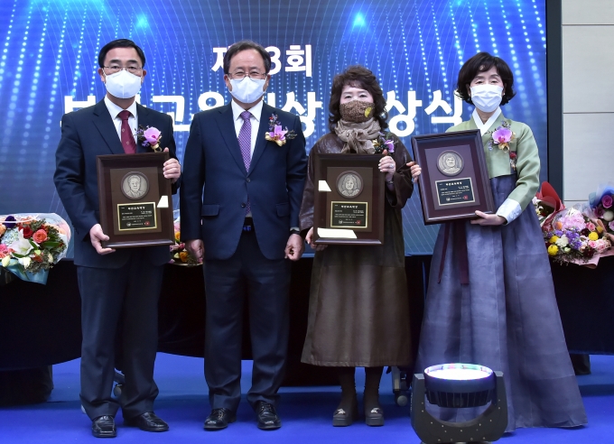 박춘배 교장, 김석준 교육감, 김미영 전 교장, 이서정 전 행정국장(왼쪽부터)/사진=부산교육청