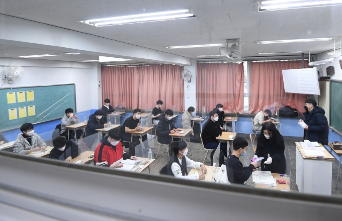 2021학년도 대학수학능력시험일인 지난 3일 한 고사장에서 수험생들이 시험 시작을 기다리고 있다. /사진=장동규 기자