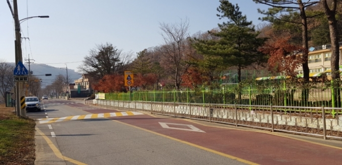 동두천시(시장 최용덕)는 어린이보호구역, 장애인보호구역, 노인보호구역, 그리고 소방시설 주변에 불법 주정차된 차량에 대해 승용자동차 기준, 기존 4만원에서 8만원으로 강화된 과태료를 부과할 방침이다. / 사진제공=동두천시
