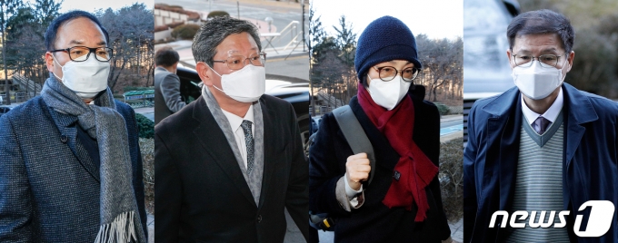 윤석열 검찰총장에 대한 검사 징계위원회 2차 심의가 열린 15일 오전 징계위원들이 경기 정부과천청사 법무부로 들어서고 있다. 왼쪽부터 정한중 검사징계위원장 직무대리, 이용구 법무부 차관, 안진 전남대 로스쿨 교수, 신성식 대검찰청 반부패강력부장. 2020.12.15/뉴스1 © News1 안은나 기자