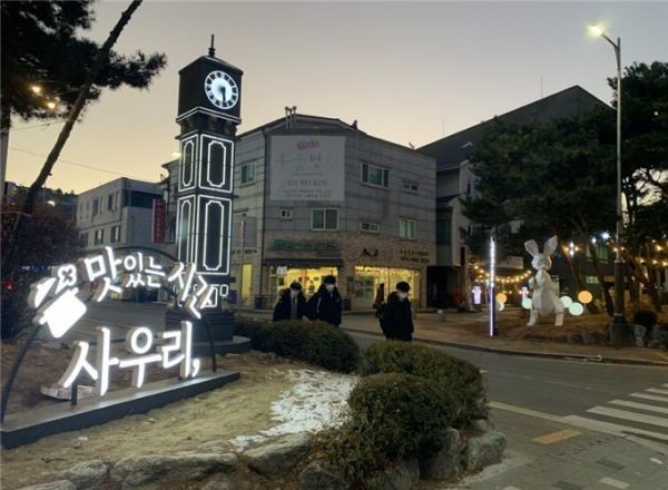 김포시(시장 정하영)는 골목상권 활성화를 위해 사우동 먹자골목을 상징하는 조형물과 LED 경관 조명등을 설치했다고 16일 밝혔다. / 사진제공=기포시