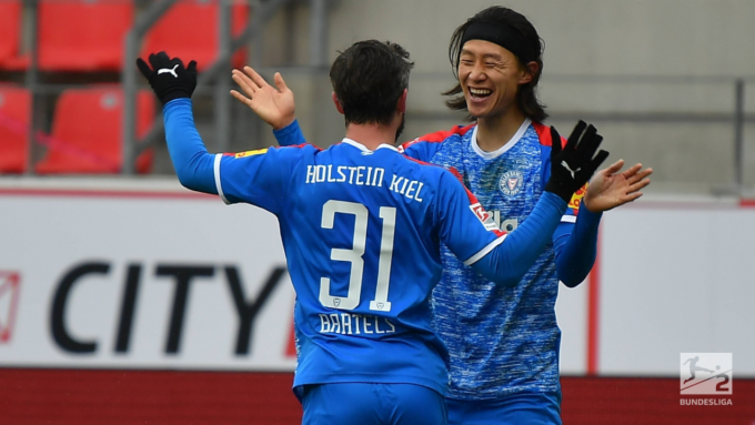 독일 분데스리가2 홀슈타인 킬의 이재성(오른쪽)이 90분 동안 활약하며 팀의 1위 등극에 기여했다. /사진=홀슈타인 킬 공식 트위터