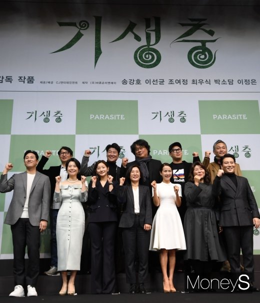배우 송강호, 이선균, 조여정, 박소담, 이정은, 장혜진, 박명훈, 양진모, 이하준, 한진원, 곽신애, 봉준호 감독이 지난 2월19일 오전 서울 중구 소공로 웨스틴조선호텔에서 열린 영화 '기생충' 기자회견에 참석해 포토타임을 가졌다. /사진=장동규 기자