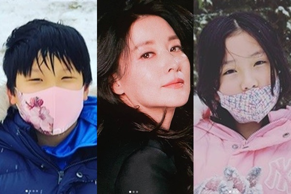 배우 이영애의 쌍둥이 자녀가 훌쩍 큰 모습으로 화제를 모았다. /사진=이영애 인스타그램