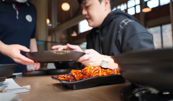 대구의 한 간장게장 가게에서 음식을 재사용한다는 오해를 불러일으켜 폐업에 이르게까지 한 구독자 69만명을 보유한 유튜버 '하얀트리'가 논란의 중심에 섰다. /사진=하얀트리 유튜브