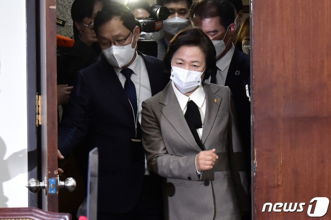 추미애 법무부 장관이 지난달 25일 국회에서 열린 공수처장후보자추천위원회 회의에 참석하고 있다. /사진=뉴스1