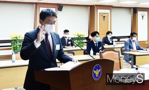 김경호 테슬라 대표가 국회 행정안전위원회 2020 경찰청 국정감사에 증인 출석, 선서를 하고 있다. /사진=임한별 기자