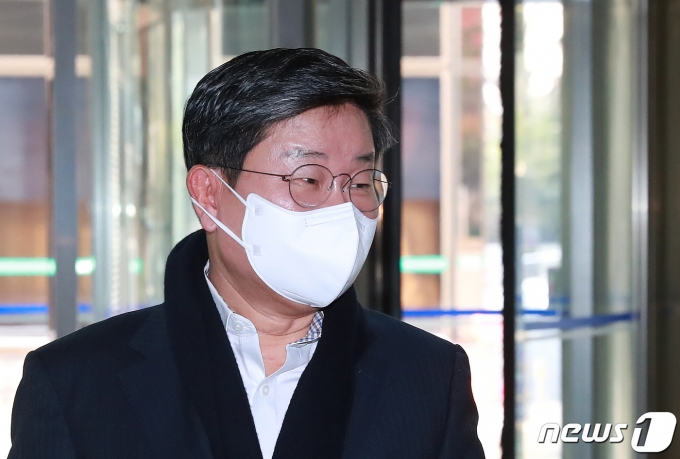 전해철 행정안전부 장관 후보자가 국회 인사청문회 준비 등을 위해 7일 오전 서울 종로구 정부서울청사 인근에 마련된 임시 사무실로 출근하고 있다. 2020.12.7/뉴스1 © News1 구윤성 기자