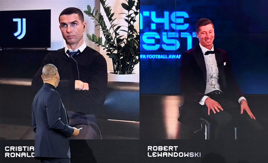 바이에른 뮌헨 공격수 로베르트 레반도프스키(오른쪽)가 18일(한국시간) 화상으로 진행된 '더 베스트 FIFA 풋볼 어워즈'에서 환한 웃음을 지어보이고 있다. /사진=로이터