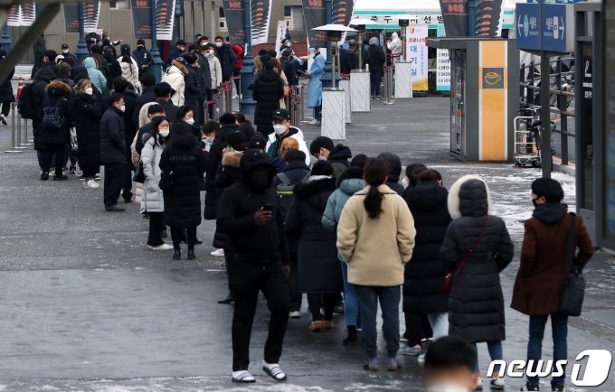 질병관리청 중앙방역대책본부는 18일 0시 기준으로 국내 신종 코로나바이러스 감염증(코로나19) 신규 확진자가 1062명 발생했다고 이 날 밝혔다. 사진은 이날 오전 서울 중구 서울역광장에 마련된 코로나19 임시 선별진료소의 모습. /사진=뉴스1