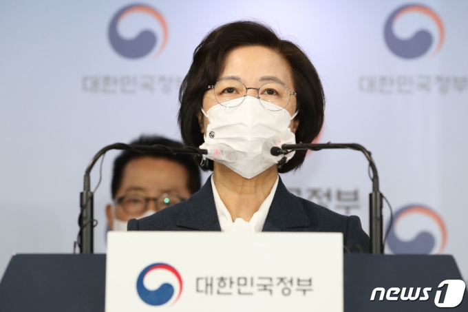 사의를 표명한 추미애 법무부 장관이 사표 수리 혹은 후임자 결정 전까지 장관 직무 수행을 이어갈 것으로 보인다. /사진=뉴스1