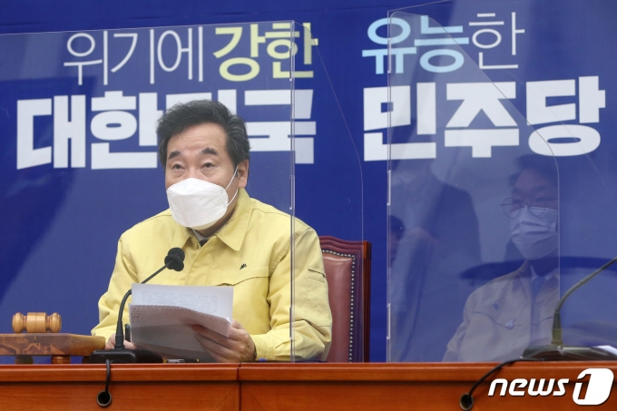 이낙연 더불어민주당 대표가 최근 사의를 표명한 추미애 법무부 장관에 대해 높게 평가했다. 사진은 18일 서울 여의도 국회에서 열린 최고위원회의를 주재하고 있는 이 대표. /사진=뉴스1