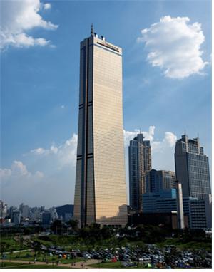 한화생명이 2021년 4월 전속판매채널을 분리한다. 사진은 한화생명 63빌딩./사진=한화생명 