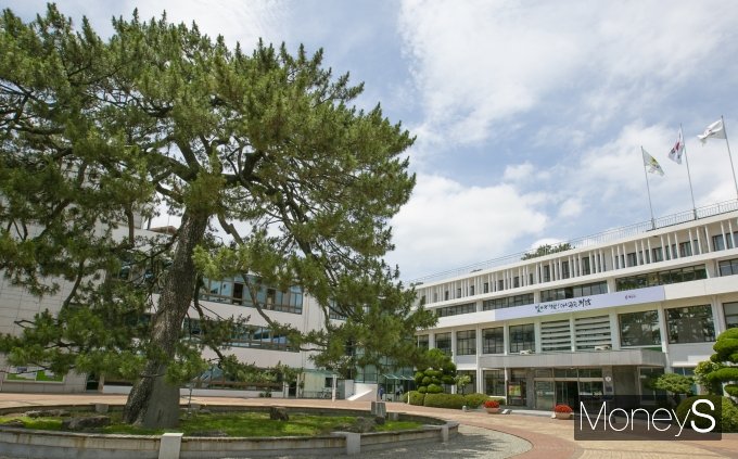 농림축산식품부의 내년 '농식품바우처 시범사업'에 전남 해남군이 선정돼 국비 10억 6100만 원을 확보했다./해남군청 전경/머니S DB