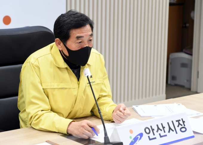 윤화섭 안산시장이 지난 13일 문재인 대통령 주재로 열림 '코로나19 중앙재난안전대책본부 영상회의'에 참석하고 있다. / 사진제공=안산시