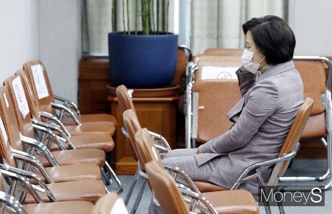 [머니S포토] 장관 사의표명 추미애, 공수처 추천위 참석 가운데...
