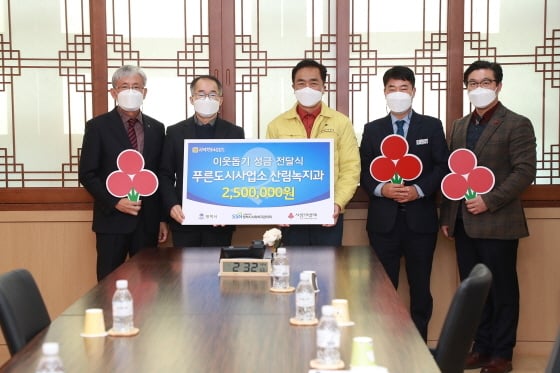 17일 평택시청 대외협력실에서 푸른도시사업소 산림녹지과 관계자들이 미세먼지 차단숲 최우수상 상금 전액을 평택시에 기탁한 가운데 정장선 평택시장(가운데)과 기념촬영을 하고 있다. / 사진제공=평택시
