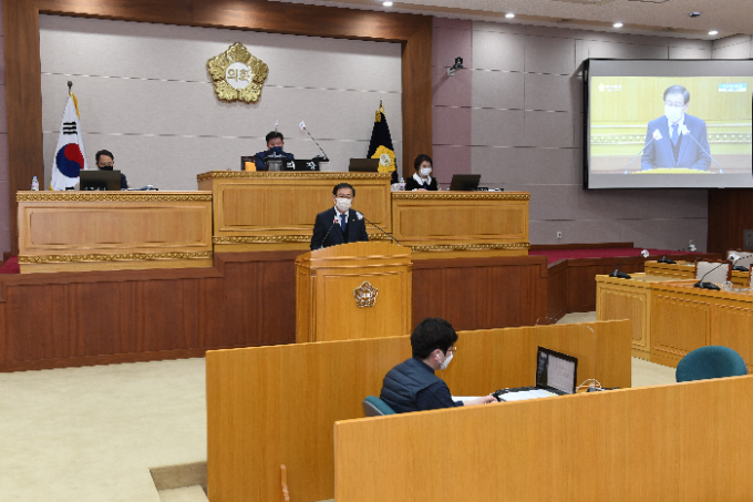 이희창 예산특별위원회 위원장이 시의회 본회의장에서 2021년도 예산안 심사 결과를 보고하고 있다. / 사진제공=양주시의회