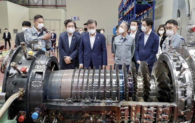 지난 9월17일 두산중공업가스터빈 고온부품공장찾은 문재인 대통령. / 사진=뉴스1 DB