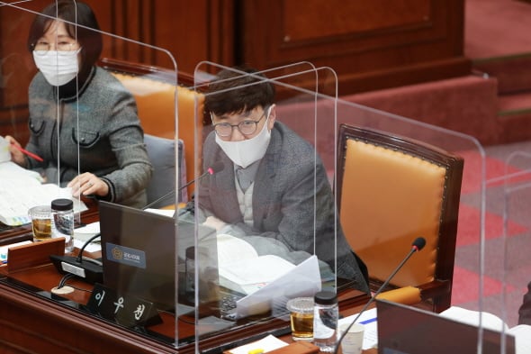 군포시의회 이우천 의원은 2021년도 본예산 심의에서 각 부서에 예산의 목이나 성격에 맞는 명확한 예산을 편성해달라 주문하며 내년 사업을 올바르게 추진하도록 독려했다. / 사진제공=군포시의회