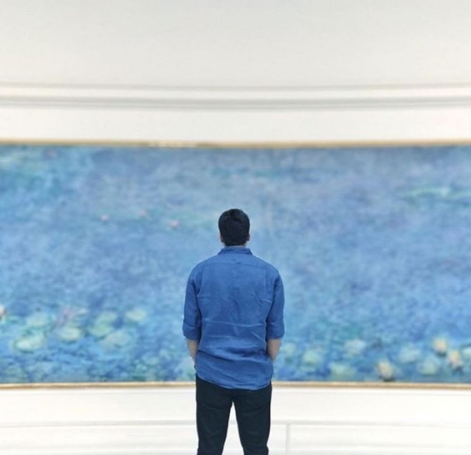 모네의 수련 연작을 감상하는 관람객의 모습© museeorangerie