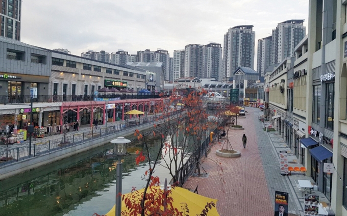 한강신도시 내 인공 수로인 금빛수로 주변 수변상업시설인 ‘라베니체 마치에비뉴’가 있다. 수변 조망이 가능하고 시에서 운영하는 배도 탈 수 있어 젊은 층에 인기가 많다. /사진제공=상가의신