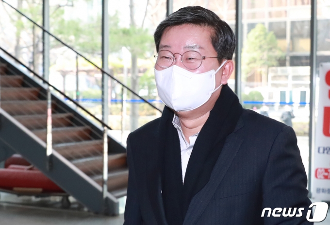 전해철 행정안전부 장관 후보자가 국회 인사청문회 준비 등을 위해 7일 오전 서울 종로구 정부서울청사 인근에 마련된 임시 사무실로 출근하고 있다. 2020.12.7/뉴스1 © News1 구윤성 기자