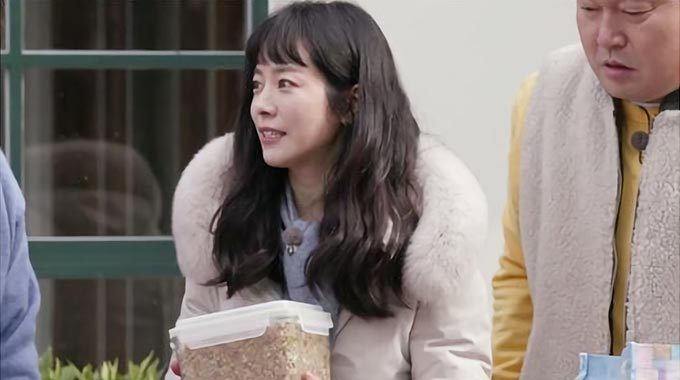 배우 한지민이 천상계급 가족 외모에 대한 솔직한 생각을 고백한다./사진=MBN '더 먹고 가'