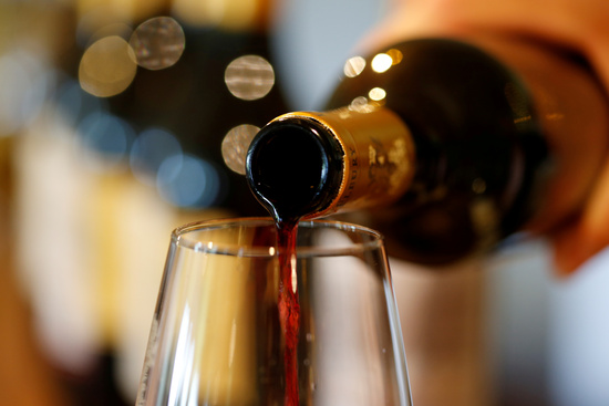 국내 유통사의 와인 매출은 점점 증가 추세다. /사진=로이터   