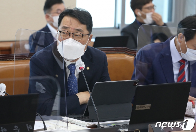 윤영찬 더불어민주당 의원이 정경심 동양대 교수가 징역 4년형을 받은 것에 대해 전국의 부모들을 대신해 십자가를 짊어지게 됐다"고 탄식했다. /사진=뉴스1
