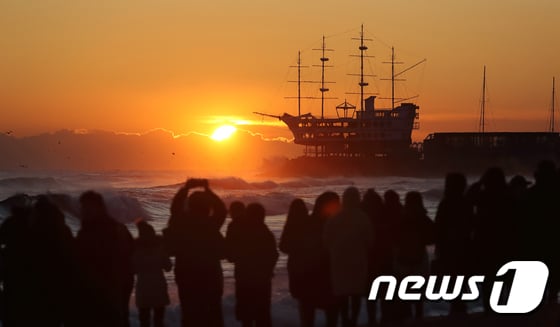 정부의 연말연시 특별방역대책에 따라 해맞이 명소와 국공립공원을 비롯해 관광지들이 연이어 문을 닫고 있다. 사진은 지난 6일 오전 강원 강릉시 정동진 해변을 찾은 관광객들이 일출을 감상하는 모습. /사진=뉴스1